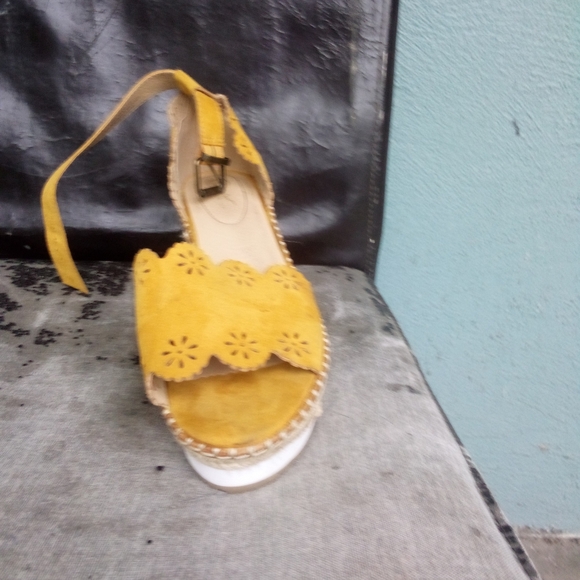 Heels size 9w yellow - Picture 4 of 5